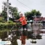Foto : Aktivitas warga Desa Sidoarum Kecamatan Jakenan melintasi akses jalan yang tergenang banjir. (Sumber. Mitrapost.com/ Ilham)