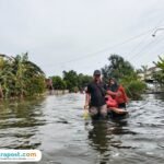 Foto : Parsono bersama dengan istri dan anaknya habis membeli kebutuhan dapur mengganggu ban karet. (Sumber. Mitrapost.com/ Ilham)