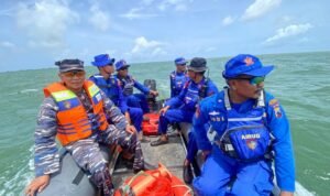 Foto : Polairud Polresta Pati mencari nelayan hilang di perairan Juwana menuju Margoyoso. (Dok. Polairud Polresta Pati)