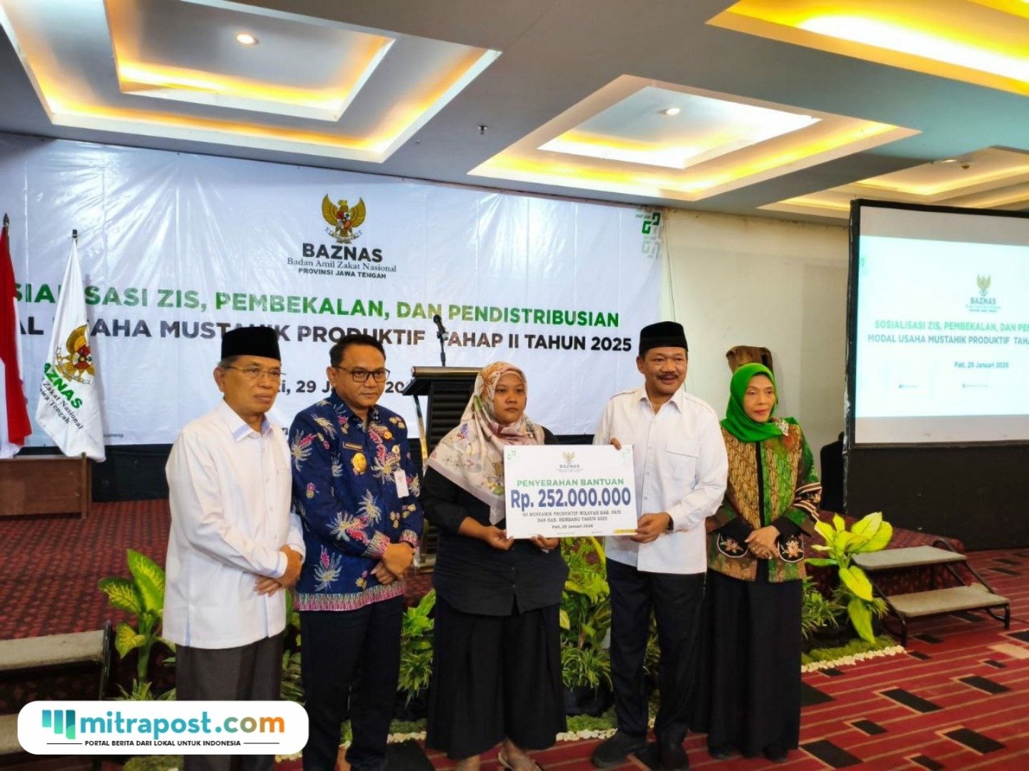 Foto : Penyerahan bantuan modal untuk pelaku UMKM Kabupaten Pati di Hotel Safin, Kamis (29/01/2026). (Sumber. Mitrapost.com/ Ilham)