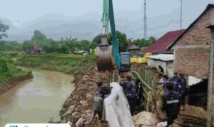 Foto : Perbaikan tanggul sungai jebol di Desa Bulumanis Kidul Kecamatan Margoyoso, Senin (12/01/2026). (Sumber. Mitrapost.com/ Ilham) Foto : Perbaikan tanggul sungai jebol di Desa Bulumanis Kidul Kecamatan Margoyoso, Senin (12/01/2026). (Sumber. Mitrapost.com/ Ilham)