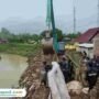 Foto : Perbaikan tanggul sungai jebol di Desa Bulumanis Kidul Kecamatan Margoyoso, Senin (12/01/2026). (Sumber. Mitrapost.com/ Ilham)