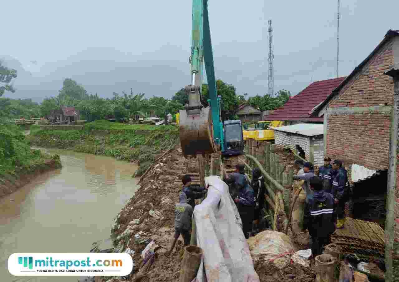 Foto : Perbaikan tanggul sungai jebol di Desa Bulumanis Kidul Kecamatan Margoyoso, Senin (12/01/2026). (Sumber. Mitrapost.com/ Ilham)