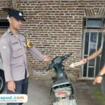 Foto : Polisi Tlogowungu menunjukkan motor Supra yang nyaris dicuri. (Dok. Polsek Tlogowungu Pati)