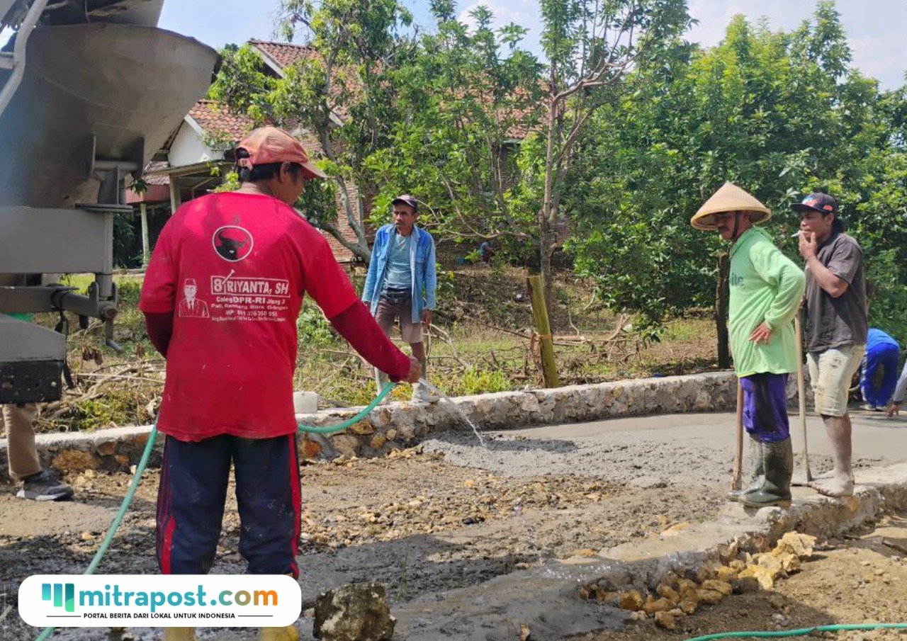 Foto : Perbaikan Jalan Desa Wukirsari Kecamatan Tambakromo Pati. (Dok. Warga Desa Wukirsari)