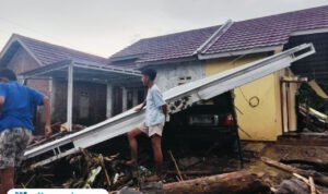 Foto : Kondisi rumah rusak diterjang banjir bandang. (Sumber. Mitrapost.com/ Ilham)