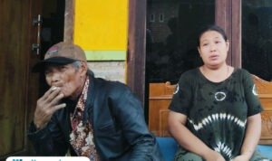 Foto : Juharti tengah termenung di depan rumahnya. (Sumber. Mitrapost.com/ Ilham) Bulumanis Kidul