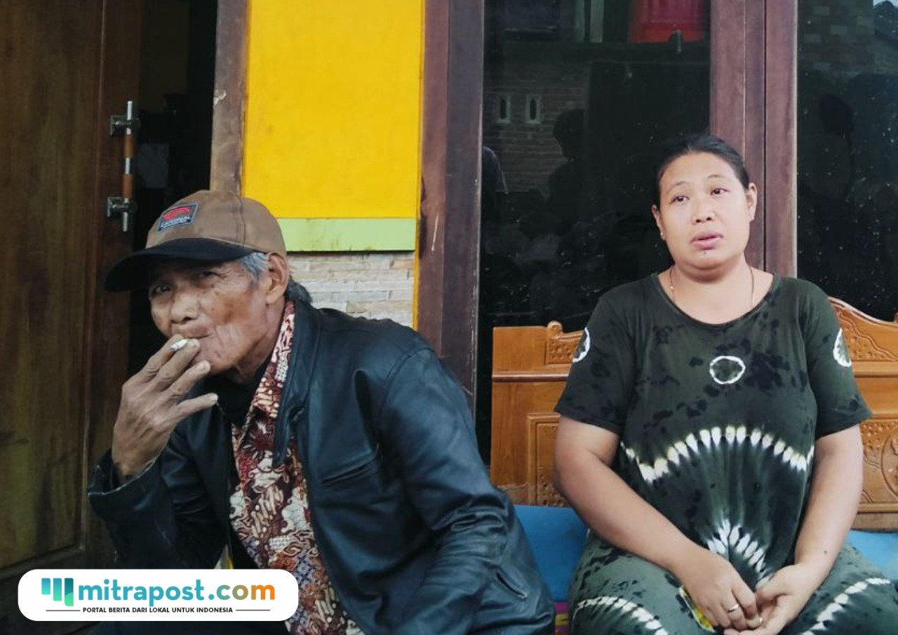 Foto : Juharti tengah termenung di depan rumahnya. (Sumber. Mitrapost.com/ Ilham) Bulumanis Kidul