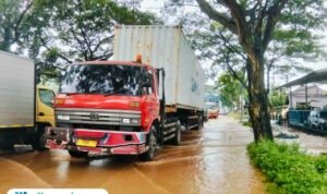 Foto : Penumpukan kendaraan di Jalan Lingkar Selatan rapat Desa Widorokandang, Kecamatan Pati. (Sumber. Mitrapost.com/ Ilham) Banjir