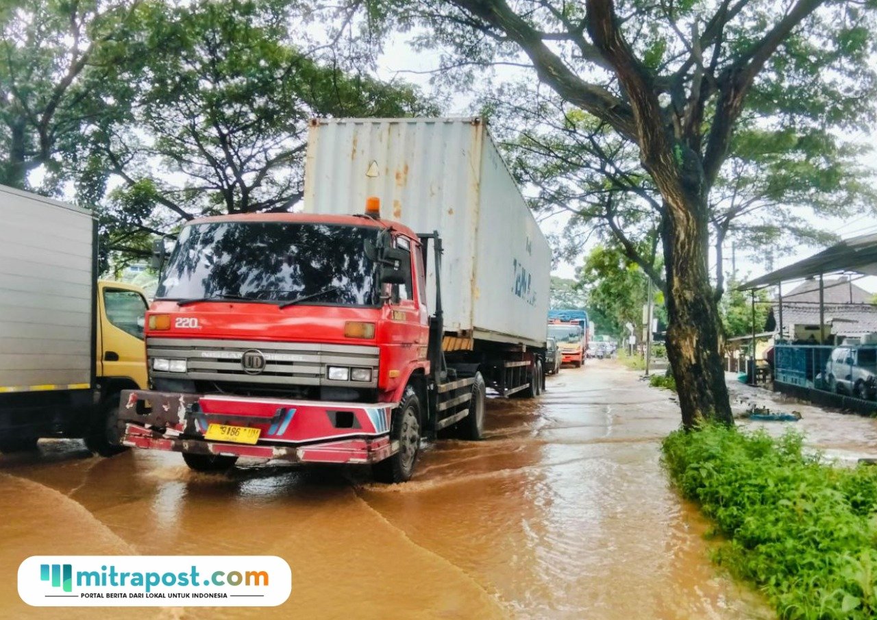 Foto : Penumpukan kendaraan di Jalan Lingkar Selatan rapat Desa Widorokandang, Kecamatan Pati. (Sumber. Mitrapost.com/ Ilham) Banjir