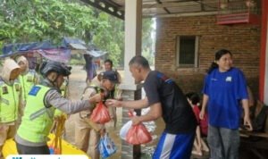penyaluran bantuan logistik/Polres Kudus Desa Ngembalrejo