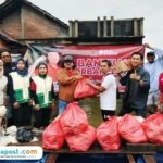 Foto : Pemberian nasi bungkus di Dukuh Pencil Desa Tondomulyo Kecamatan Jakenan. (Sumber. Mitrapost.com/ Ilham) Tim Endro Center