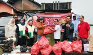 Foto : Pemberian nasi bungkus di Dukuh Pencil Desa Tondomulyo Kecamatan Jakenan. (Sumber. Mitrapost.com/ Ilham) Tim Endro Center