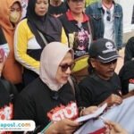 Foto : Istri Pentolan AMPB, Anik Sriningsih di depan kantor Bupati Pati. (Sumber. Mitrapost.com/ Ilham) Foto : Istri Pentolan AMPB, Anik Sriningsih di depan kantor Bupati Pati. (Sumber. Mitrapost.com/ Ilham)