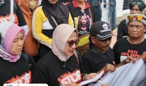 Foto : Istri Pentolan AMPB, Anik Sriningsih di depan kantor Bupati Pati. (Sumber. Mitrapost.com/ Ilham)