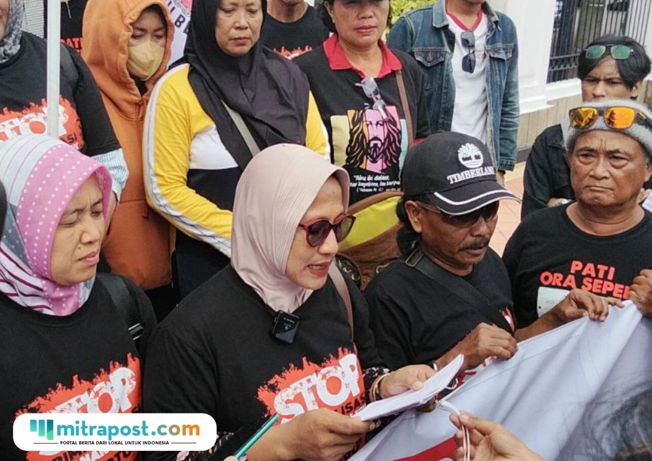 Foto : Istri Pentolan AMPB, Anik Sriningsih di depan kantor Bupati Pati. (Sumber. Mitrapost.com/ Ilham)