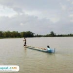 Foto : Rukin seorang petani Desa Banjarsari, Kecamatan Gabus menaikan perahu melintasi lahan sawahnya. (Sumber. Mitrapost.com/ Ilham)