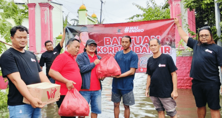 Foto : Penyaluran bantuan di sejumlah Desa Kabupaten Pati oleh Tim Endro Center. (Sumber. Mitrapost.com/ Ilham)