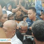 Foto : Warga Pati melakukan cukur gundul di Alun-alun Simpang Lima Pati. (Sumber. Mitrapost.com/ Ilham) Alun-alun Pati