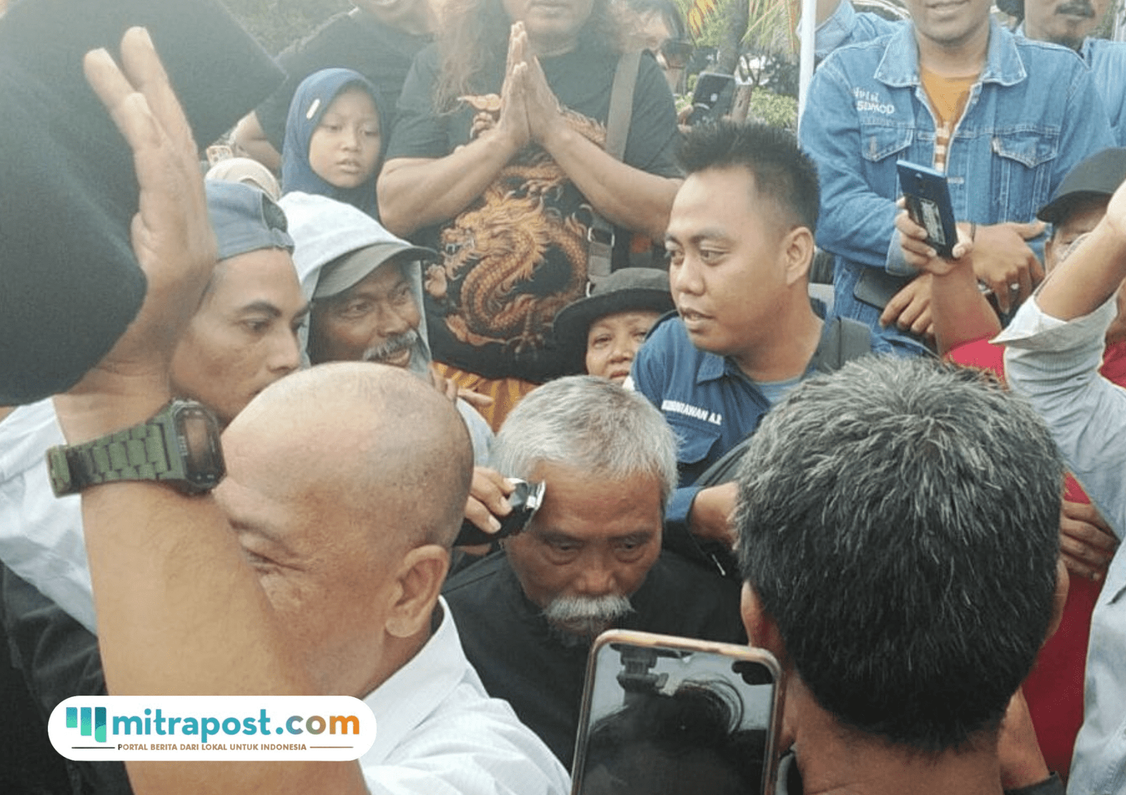 Foto : Warga Pati melakukan cukur gundul di Alun-alun Simpang Lima Pati. (Sumber. Mitrapost.com/ Ilham) Alun-alun Pati