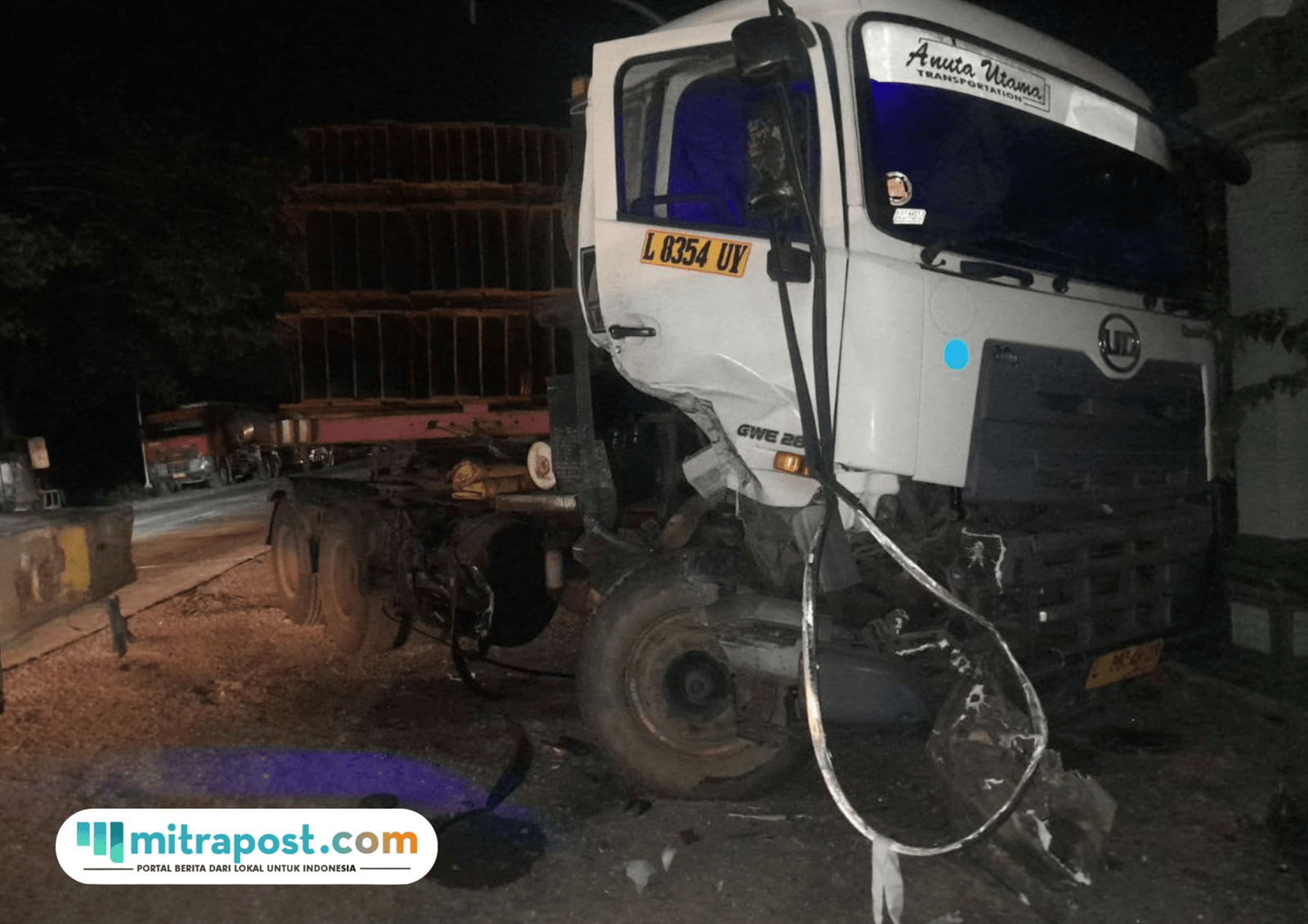 Foto : Kondisi Truk Trailer Tabrak pagar Koramil di Kecamatan Batangan Pati. (Dok. Polsek Batangan Pati)