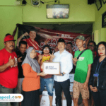 Foto : Wakil Ketua Komisi B DPRD Jawa Tengah dan relawan Endro Center menyalurkan logistik di Desa Jepuro. (Sumber. Mitrapost.com/ Ilham) Pati