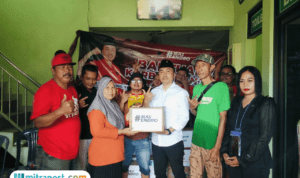 Foto : Wakil Ketua Komisi B DPRD Jawa Tengah dan relawan Endro Center menyalurkan logistik di Desa Jepuro. (Sumber. Mitrapost.com/ Ilham) Pati