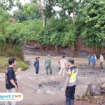 Foto : Pencarian warga yang diduga hanyut ke sungai Kedungdowo Desa Perdopo Kecamatan Gunungwungkal Pati. (Dok. Polsek Gunungwungkal Pati)