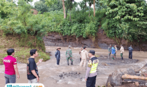 Foto : Pencarian warga yang diduga hanyut ke sungai Kedungdowo Desa Perdopo Kecamatan Gunungwungkal Pati. (Dok. Polsek Gunungwungkal Pati)