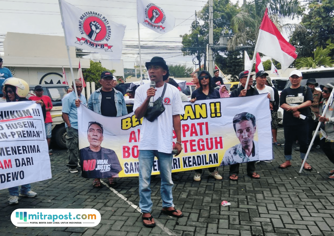 Foto : Aliansi Masyarakat Pati Bersatu (AMPB) kawal sidang lanjutan Supriyono alias Botok dan Teguh Istiyanto di PN Pati. (Sumber. Mitrapost.com/ Ilham)