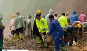 Pembersihan Longsor di Yosorejo Pekalongan (Sumber: Polres Pekalongan)