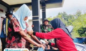 Foto : Petugas Kesehatan melakukan pemeriksaan di korban banjir Desa Karangrowo, Kecamatan Jakenan. (Sumber. Mitrapost.com/ Ilham)