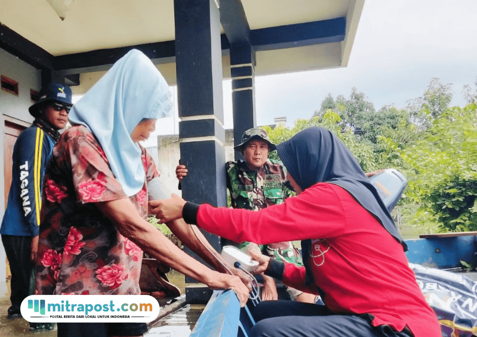Foto : Petugas Kesehatan melakukan pemeriksaan di korban banjir Desa Karangrowo, Kecamatan Jakenan. (Sumber. Mitrapost.com/ Ilham)