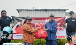 Foto : Tim Teras memberikan bantuan di dua desa Tondomulyo Kecamatan Jakenan. (Sumber. Mitrapost.com/ Ilham)