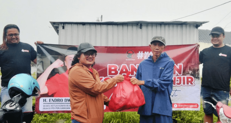 Foto : Tim Teras memberikan bantuan di dua desa Tondomulyo Kecamatan Jakenan. (Sumber. Mitrapost.com/ Ilham)