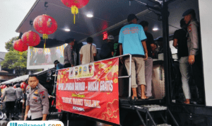 Foto : Dapur makan gratis di depan kantor Bupati Pati. (Sumber. Mitrapost.com/ Ilham)