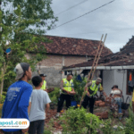Foto : Polsek Winong dan masyarakat tengah melakukan gotong royong memperbaiki genteng rumah warga di Desa Kebowan Kecamatan Winong. (Dok. Polsek Winong). Angin Puting Beliung