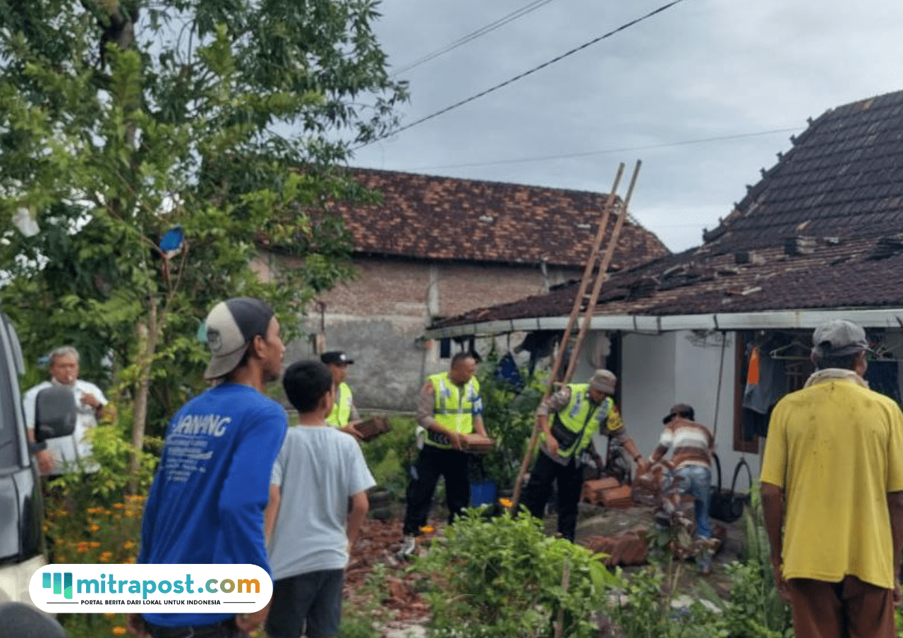 Foto : Polsek Winong dan masyarakat tengah melakukan gotong royong memperbaiki genteng rumah warga di Desa Kebowan Kecamatan Winong. (Dok. Polsek Winong). Angin Puting Beliung