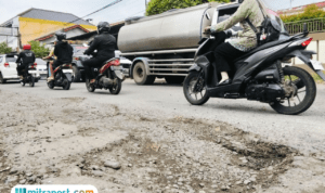 Foto : Ruas jalan rusak di Desa Blaru Kecamatan Pati, sebelum dilakukan pengaspalan. (Sumber. Mitrapost.com/ Ilham)