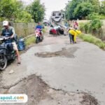 Foto : Warga Desa Ngawen Kecamatan Margorejo Kabupaten Pati tengah meratakan cor. (Sumber. Mitrapost.com/ Ilham)