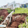 Foto : Kondisi ambrol di talud dekat Perumahan Mentaram, Desa Metaraman Kecamatan Margorejo. (Sumber. Mitrapost.com/ Ilham)