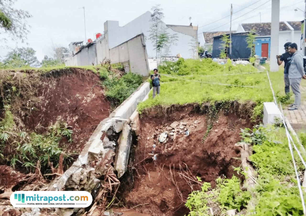 Foto : Kondisi ambrol di talud dekat Perumahan Mentaram, Desa Metaraman Kecamatan Margorejo. (Sumber. Mitrapost.com/ Ilham)