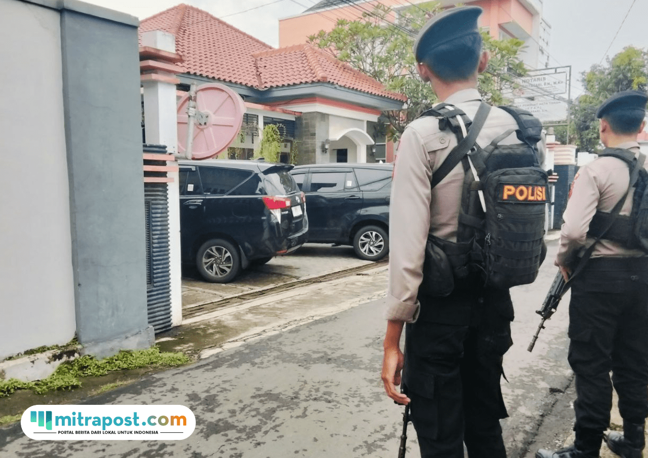 Foto : Suasana Rumah Kepala DPUTR Kabupaten Pati sekaligus Kantor Notaris dijaga ketat oleh kepolisian. (Sumber. Mitrapost.com/ Ilham) KPK