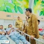 Foto : Siswa SMK N 4 Pati berbaring ruangan RS KSH Pati untuk mendapatkan perawatan atas dugaan Keracunan Menu MBG. (Sumber. Mitrapost.com/ Ilham)