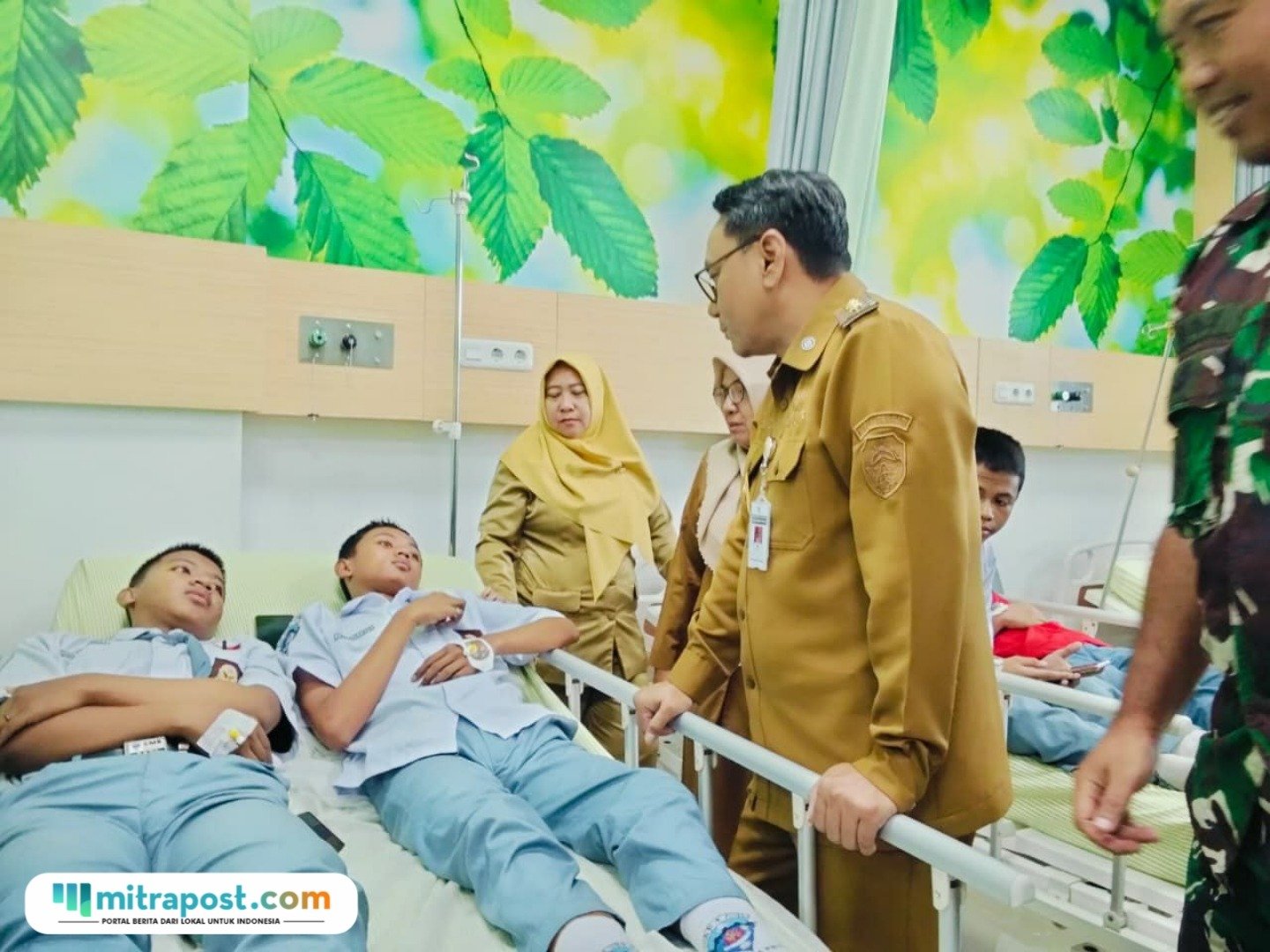 Foto : Siswa SMK N 4 Pati berbaring ruangan RS KSH Pati untuk mendapatkan perawatan atas dugaan Keracunan Menu MBG. (Sumber. Mitrapost.com/ Ilham)