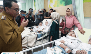 Foto : Ketua Satgas MBG Kabupaten Pati, Risma Ardhi Chandra melakukan kunjungan di RS KSH Pati untuk menjenguk siswa SMK Negeri 4 Pati. (Dok. Humas Pemkab Pati)