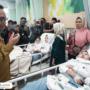 Foto : Ketua Satgas MBG Kabupaten Pati, Risma Ardhi Chandra melakukan kunjungan di RS KSH Pati untuk menjenguk siswa SMK Negeri 4 Pati. (Dok. Humas Pemkab Pati)