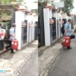 Foto : Terlihat koper merah tengah dibawa petugas KPK usai melakukan penggeledahan di kediaman Kepala DPUTR Kabupaten Pati, Riyoso. (Sumber. Mitrapost.com/ Ilham)
