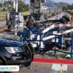 Ilustrasi mobil terobos palang pintu/istock