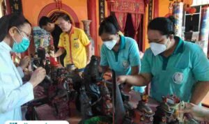 Foto : Pembersihan patung dewa di Klenteng Hok Tik Bio Pati. (Sumber. Mitrapost.com/ Ilham)